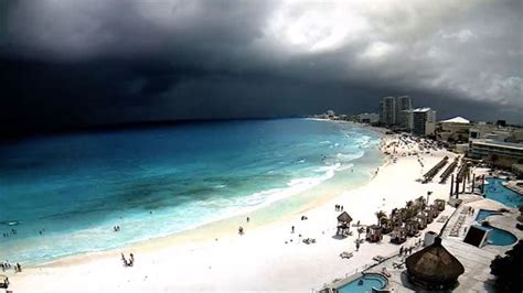 How is the Weather in Cancun in December: A Tropical Paradox or a Snowy Mirage?